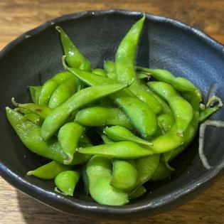 Salt-boiled green soybeans
