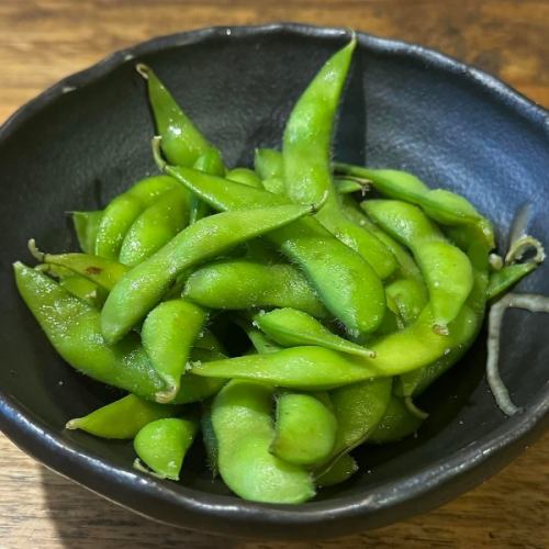Salt-boiled green soybeans