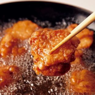 Extra-large fried chicken, all-you-can-eat french fries & 3 hours of all-you-can-drink. 9 dishes in total. 3300 yen (tax included).