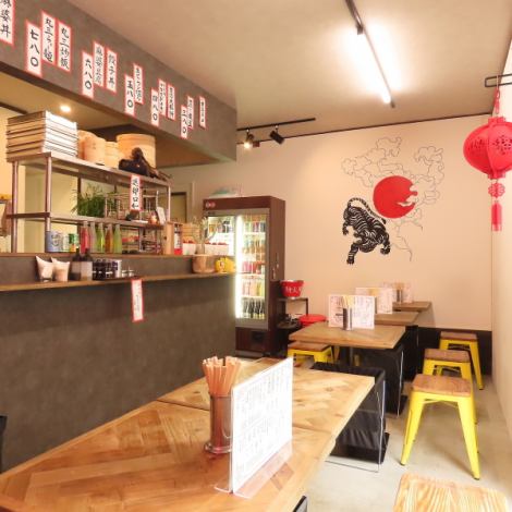店内はカジュアルで洗練されたおしゃれな空間。壁には手書きでその日のおすすめが掲示されており、来るたびに変化のある楽しさを感じられます。落ち着いた空間で、ほどよい距離感とくつろぎを演出。堅苦しさのない中華酒場スタイルで、仕事帰りの一杯はもちろん、カジュアルなデートにも心地よくフィットします。