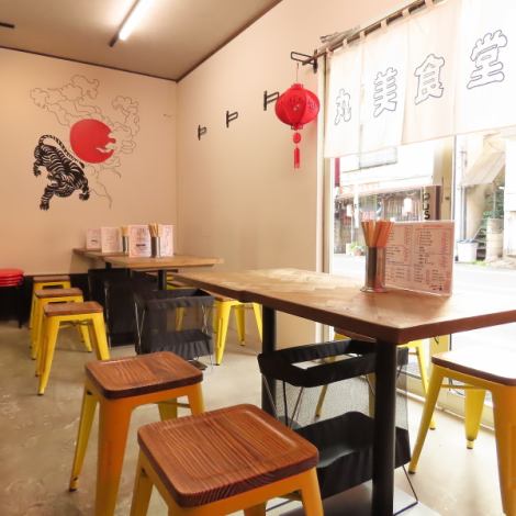 2名掛けのテーブルが中心の店内は、カップルや少人数での来店が多く、落ち着いた空気感が流れるつくり。料理はシェアしやすいメニューが多く、自然と会話が弾む構成に。初デートから普段使いまで、“かしこまりすぎない大人の食事”を楽しみたい人におすすめの空間です。