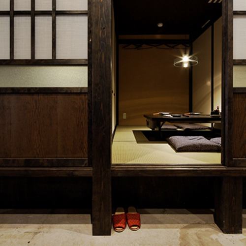 A calm private room space that imagined a sake brewery