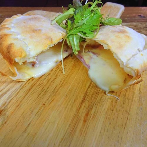 ３種のチーズが絶妙にからまる人気料理「カルツォーネ」