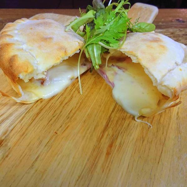 Popular dish "Calzone" exquisitely mixed with 3 kinds of cheese