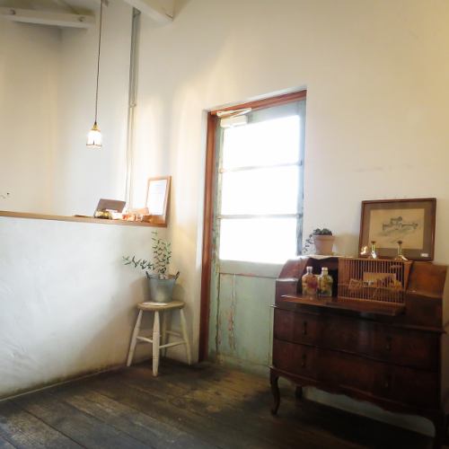 A healing space with a calm atmosphere with antique furniture ♪
