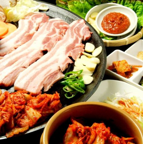 焼キムチ、サンチュー、焼き野菜、パムチム(味付けネギ)、にんにく、唐辛子、特製味噌