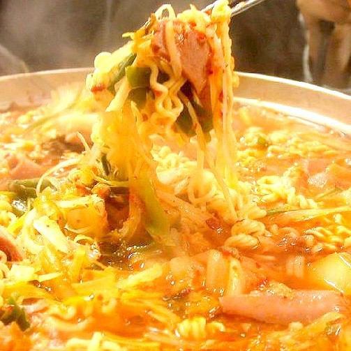 チーズトッピングがおすすめ♪【ブデチゲ鍋3024円】どやじおすすめのアツアツブデチゲ鍋は女性に人気◎