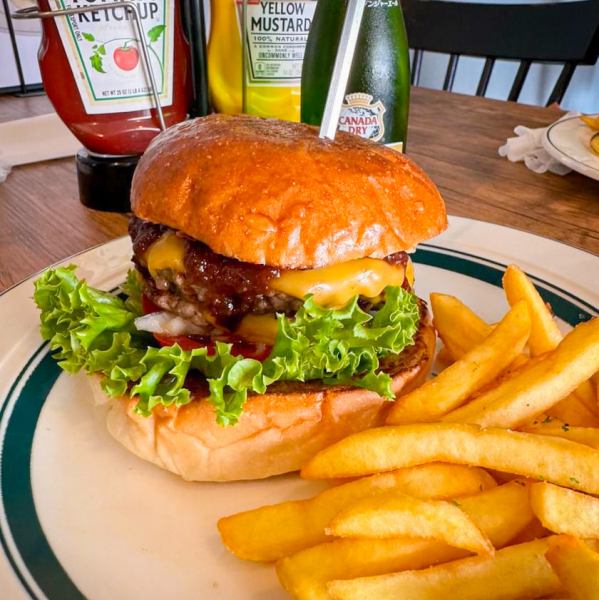 チーズバーガー　950円～（税込）