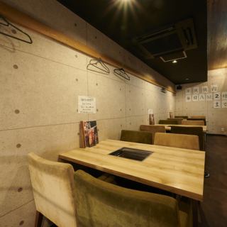 【テーブル席　4名様掛け×3卓】落ち着いた雰囲気のお席です。ご友人やご家族との楽しい時間にお過ごしください！美味しいお肉を豊富にご用意してお待ちしております！