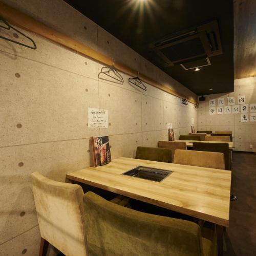 【テーブル席　4名様掛け×3卓】落ち着いた雰囲気のお席です。ご友人やご家族との楽しい時間にお過ごしください！美味しいお肉を豊富にご用意してお待ちしております！