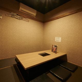 【個室　最大7名様×3室】個室席でゆったり焼肉をお楽しみいただけます！埋め込み式ロースターでにおいや脂も気にせず焼肉をお楽しみいただけます！ご家族やご友人との団らん、女子会などに最適なお席です◎
