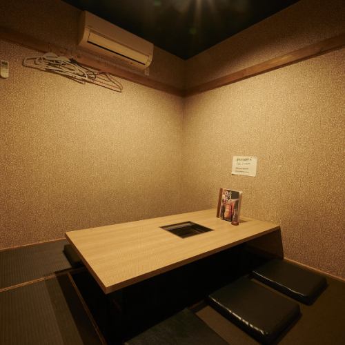 【個室　最大7名様×3室】個室席でゆったり焼肉をお楽しみいただけます！埋め込み式ロースターでにおいや脂も気にせず焼肉をお楽しみいただけます！ご家族やご友人との団らん、女子会などに最適なお席です◎