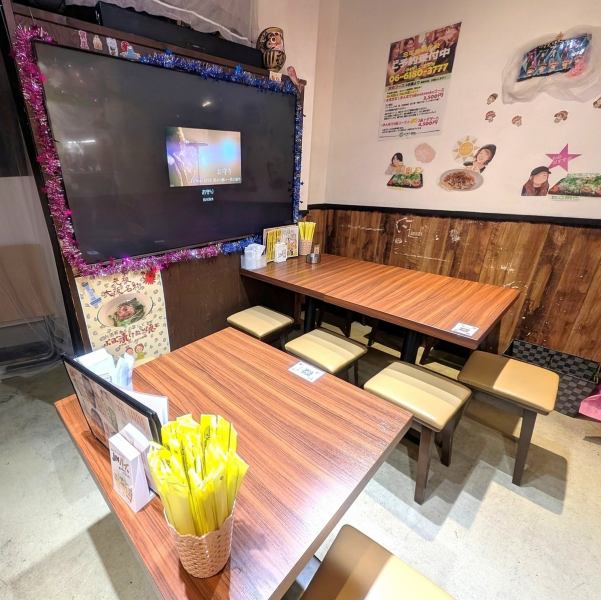 お一人様やデートに最適なカウンター4席、気軽な食事にぴったりの2名様テーブルを2卓、そしてご家族連れやグループ利用に嬉しい6名様テーブル1卓をご用意しております。様々なシーンにぜひご利用ください◎