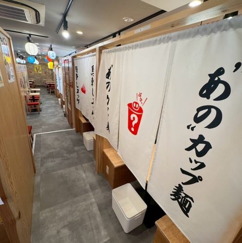 明るい木目調の店内。どこか懐かしさを感じる店内で自慢の餃子とお酒をお楽しみください。