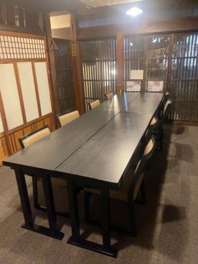 【個室】1階イステーブル席【最大10名】　一階に新しくイス席を設けました。画像では8名ですが、テーブルを追加して最大10名様まで対応できます。1室しかございませんので、ご対応できない日もございます、ご了承ください。