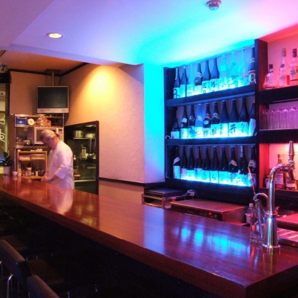 A photogenic bar counter with impressive blue lighting when you enter the store.The romantic atmosphere is perfect for an adult date.Enjoy conversation with the friendly chef♪ [Kannai/Nihon Odori/Bashamichi/Italian/Private/Karaoke/All-you-can-drink/End-of-year party/Welcome party/Farewell party]