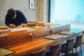 Enjoy the finest sushi at the counter, where the warmth of the wood remains.