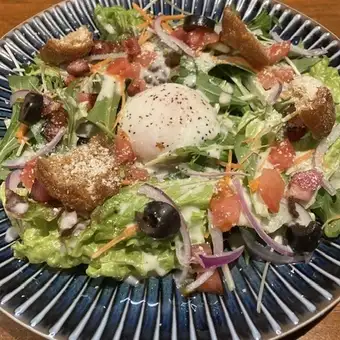 温玉とベーコンのシーザーサラダ