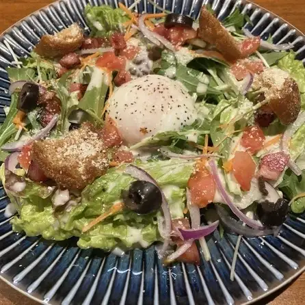 温玉とベーコンのシーザーサラダ