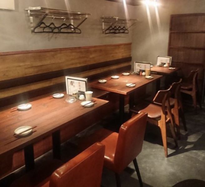 您可以在餐桌旁放松。与我们的特制清酒一起享用我们的特色蔬菜串和Yakitori。