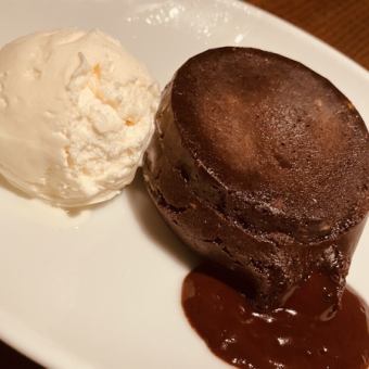 フォンダンショコラのバニラアイス添え