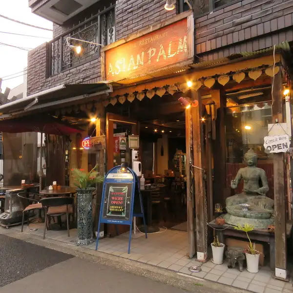 温かい居心地の良い雰囲気・カジュアルな内装。大人気のテラス席もご用意！本場のアジアン料理とお酒をお楽しみください。