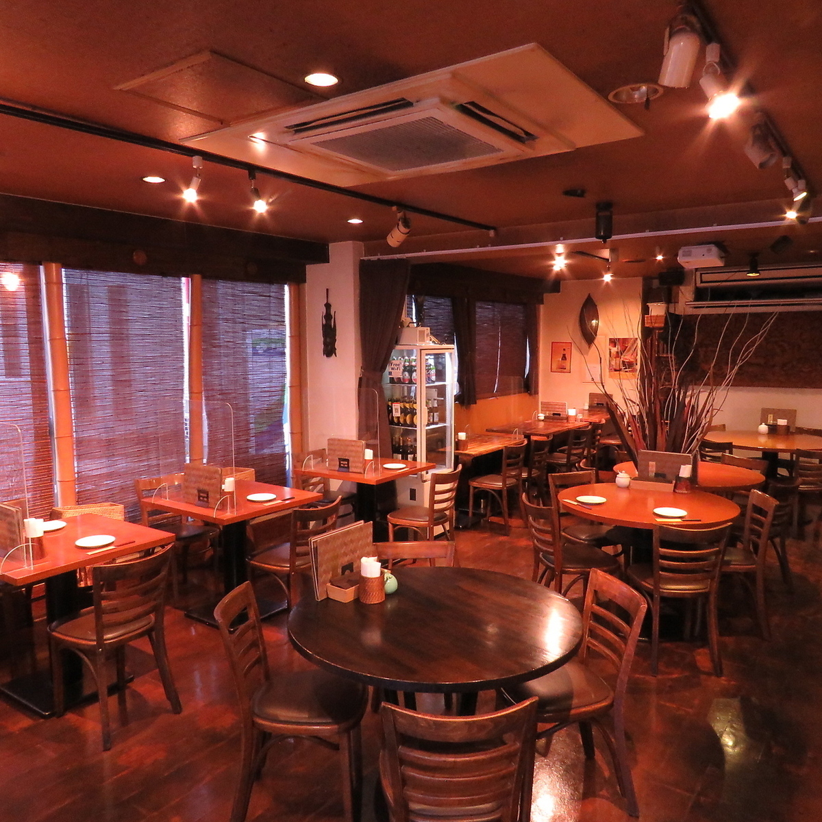 仕事終わりに本格スパイス料理と一緒に
