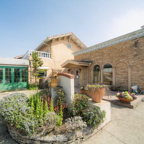 Enjoy all-you-can-drink meals in a Western-style building ☆