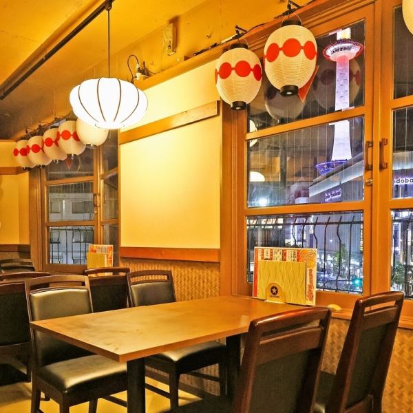 【多人宴會】可容納4人×8桌!脫鞋休息的榻榻米房間可容納20～30人的聚會。這是一個寬敞的半私人房間，因此您可以毫不猶豫地玩得開心。推薦用於歡迎會、送別會、同學聚會等宴會，同時可以眺望京都塔和美麗的夜景！因為是榻榻米房間，所以很容易移動座位♪