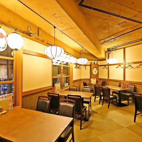 <p>[Large group banquets] 8 tables with 4-seat seats! The tatami room, where you can take off your shoes and relax, can accommodate banquets of 20 to 30 people.It&#39;s a large semi-private space, so you can have fun without any worries.This restaurant is recommended for banquets such as welcome parties, farewell parties, and class reunions, while overlooking Kyoto Tower and the beautiful night view. It&#39;s a tatami room, so it&#39;s easy to move around between seats.</p>
