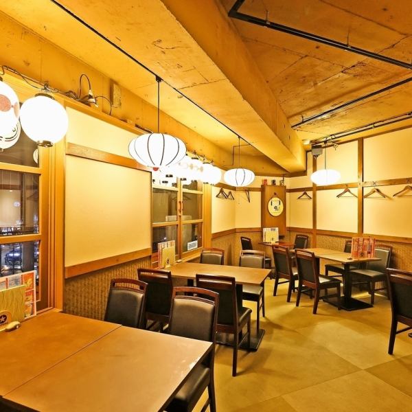 [Total 100 seats! Perfect for large group banquets] Eight tables seating four people each! Our tatami room, where you can relax after taking off your shoes, can accommodate banquets of 20 to 30 people.It's a large, semi-private space, so you can have a great time without worrying about disturbing others.With views of Kyoto Tower and beautiful nightscapes, this is the perfect venue for welcome parties, farewell parties, reunions, and other banquets! The tatami seating makes it easy to move around, which is a great bonus!