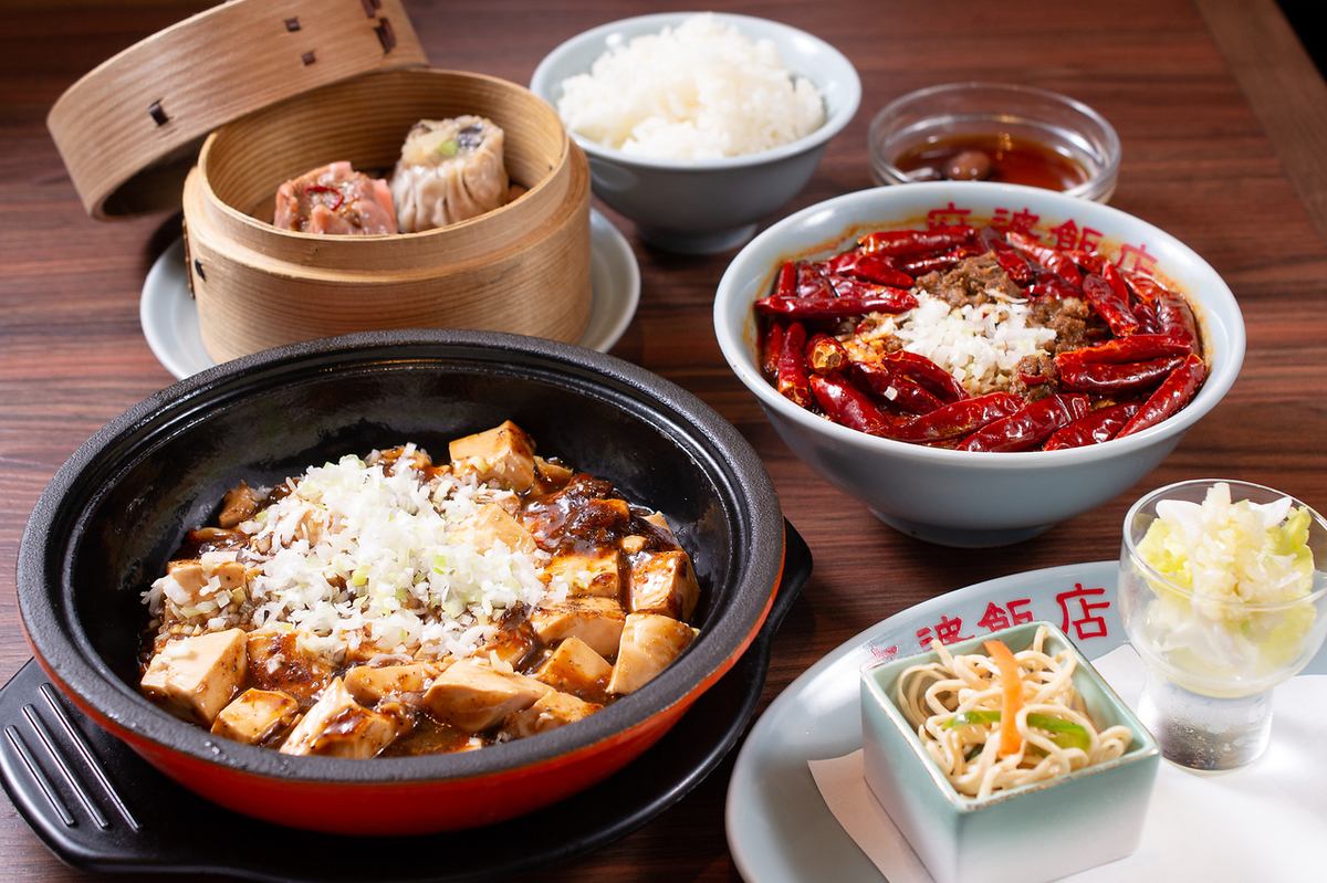 Many delicious and spicy dishes! Your tongue and heart will be intoxicated by the delicious and spicy Chinese food...