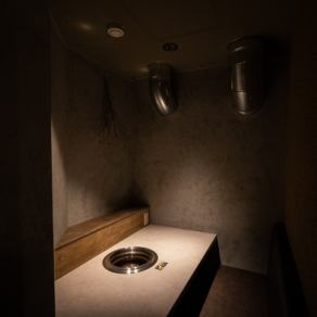 お二人で並んで座れるカウンタータイプのカップルシート席。