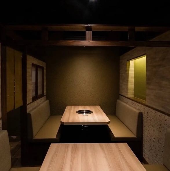 《10名様～最大40名様の貸切ご宴会までOK》半個室席を繋げた、広々としたお席では10名様までご利用いただけます！他にも6名様～8名様席や、貸切の際は最大40名様までお楽しみいただけます！ご宴会や親睦会、コンペなど様々なシーンでのご予約、お待ちしております！