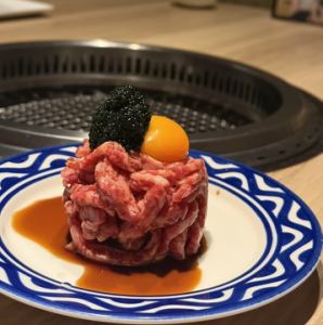 たっぷりキャビアのせユッケ