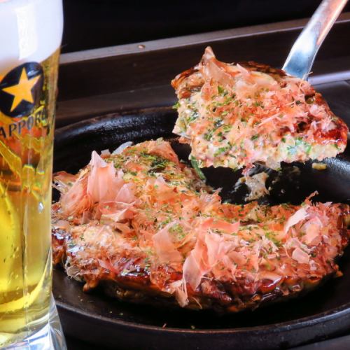 Combination of okonomiyaki and draft beer ♪