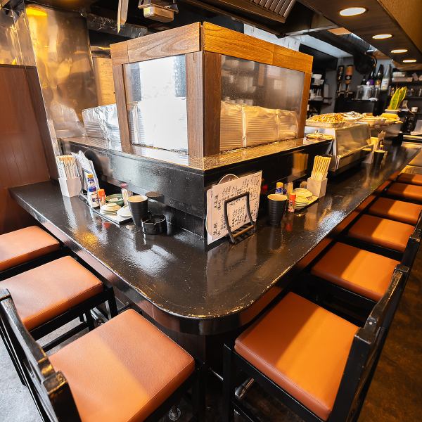 【和のテイスト漂う空間づくり】ちょっとした飲み会から、大規模な宴会までお使いいただける和テイストの快適な空間を演出。貸し切りについても、遠慮なくお問い合わせください！