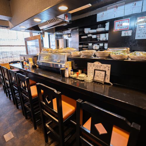 <p>【お一人様歓迎！カウンター席】お気軽に使っていただけるカウンター席も9席ご用意。お仕事帰りの一人飲みにも、普段使いのデートにも◎お気軽にお立ち寄りください！</p>