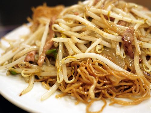 Yakisoba with bean sprouts and shredded pork