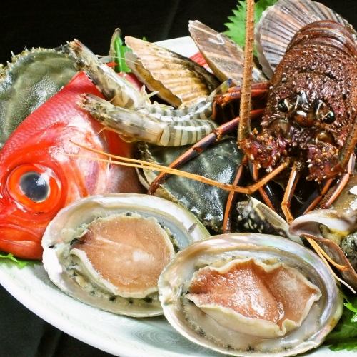 [新鲜的食材]首先，海鲜是六味庄的骄傲之一。