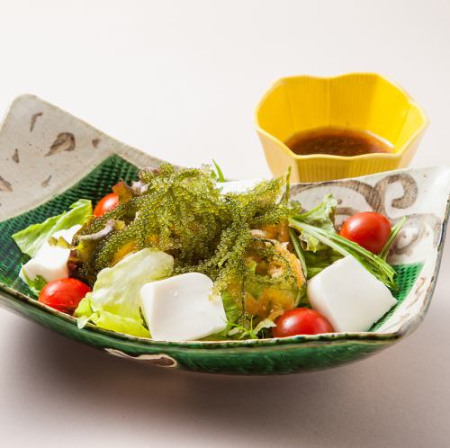 ぷちぷち海ぶどうとジーマミ豆腐のサラダ