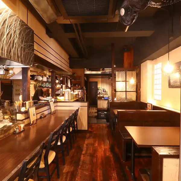 黒を基調とした落ち着きのある店内。ゆったりとしたテーブル席は居心地も抜群！ついつい長居しちゃう♪