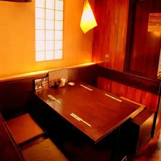 仕事帰りなどには広めのテーブル席で癒しを