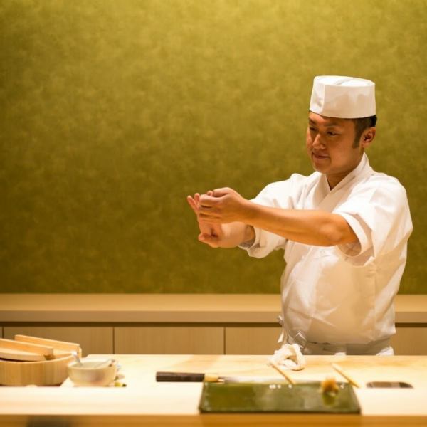 福喜鮨 본점과 특급 호텔, 신치 등에서 20 년 수업 한 점주가 쥐고에도 마에 스시, 긴장감보다는 차분한 분위기 속에서 뽐내지 않고 신선한 요리를 즐기 수 있습니다.