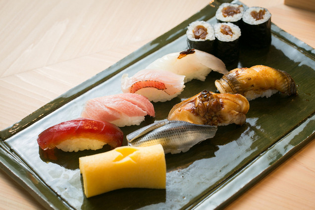 在一家享有盛名的酒店和北新地经过20年培训的店主所拥有的江户前寿司店，是您可以品尝到江户前寿司的著名餐厅