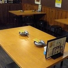 テーブル席は2名様からお座りいただけます。気軽にフラッと立ち寄れる居酒屋ならではの雰囲気です。
