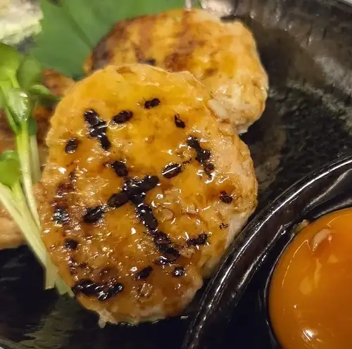 烤雞軟骨配蛋黃。
