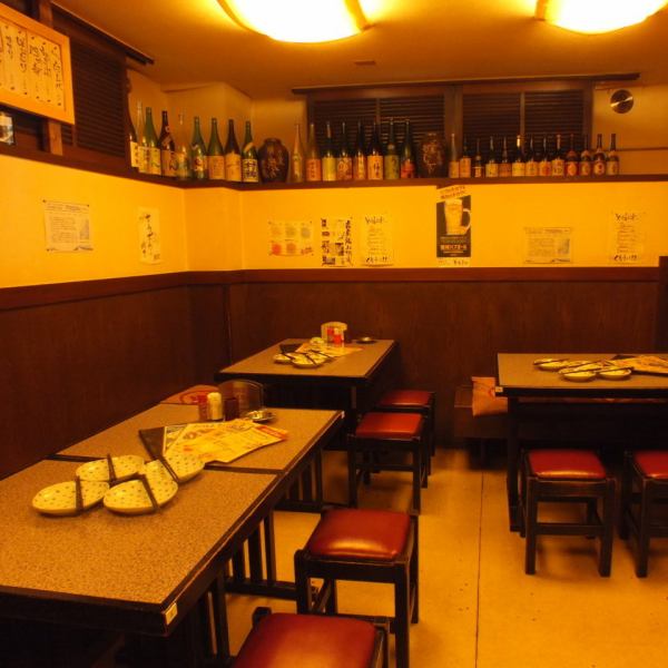 ゆったりテーブル席もご用意☆広々としたテーブル席にお料理とお酒をたくさんご用意します！こちらは最大20名様まで対応可能です！10名様以上で貸切も可能です♪