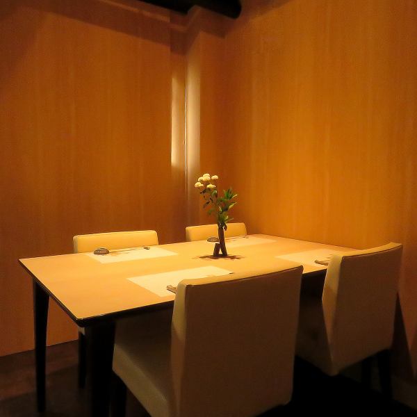 We have private rooms to suit the number of people, from 4 to 10 people.It can be used for various occasions such as company banquets and entertainment.