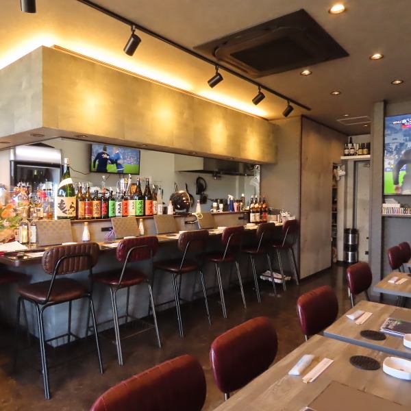 落ち着いた照明で、まるで隠れ家のようなバーの雰囲気を演出しています。お洒落な内観は、デートや女子会にもぴったりで、ゆったりとくつろぎながらお食事やお酒を楽しんでいただけます。低単価ながらも、本格的なバーの空気感を味わえるのが魅力です♪